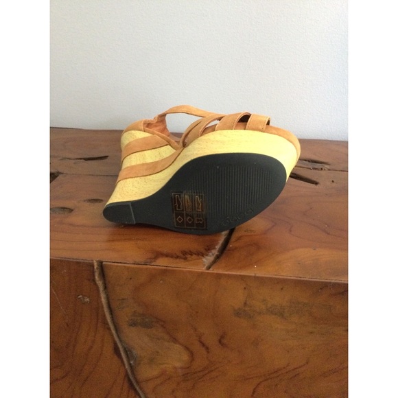 NEW Bebe Clarice Tan Platform Wedges - Picture 5 of 7